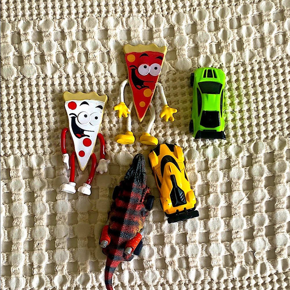 Amazon Pizza Characters and Cars Playset - Red, Yellow, Green